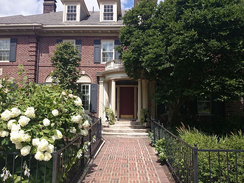 2nd image of 1126 Beacon St #2