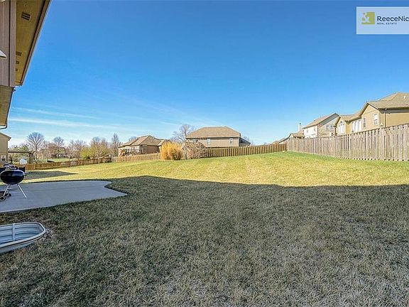 3rd image of 316 NE Viewpark Dr