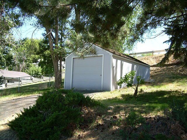 2nd image of 1405 Fairway Dr