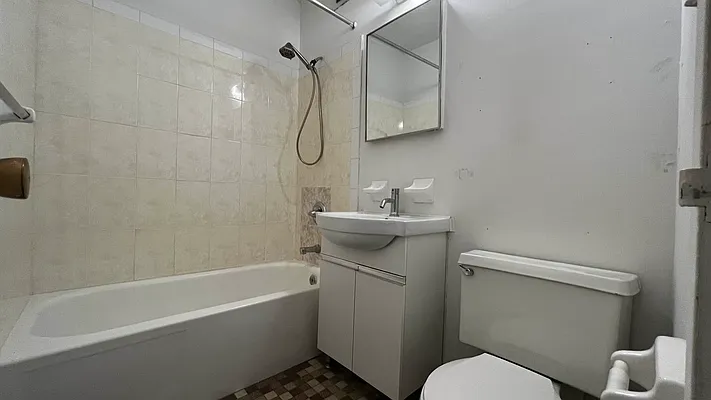 Rented by The Agency | media 18