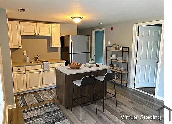 3 bed, 900 sqft, $2,000 — Photo 2