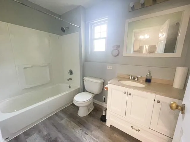 213 W 10th St — Photo 5