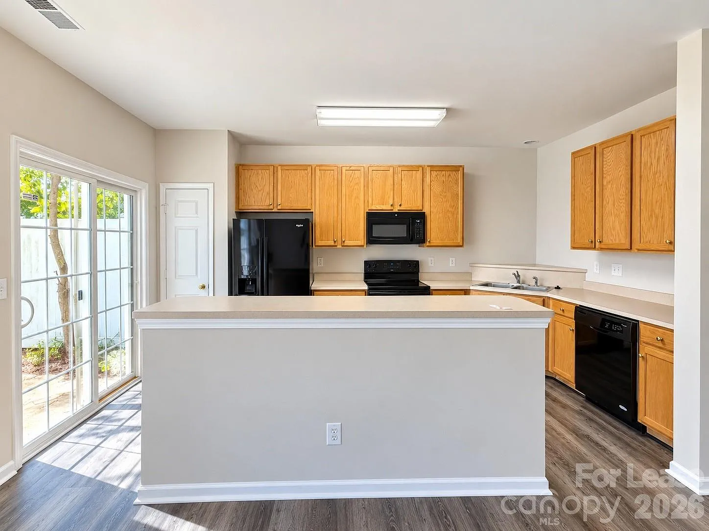 3 bed, 2.5 bath, 1600 sqft, $2,000 — Photo 3