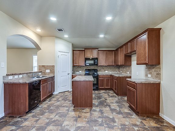 4th image of 745 Great Oaks Dr