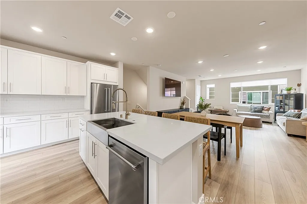 4 bed, 1828 sqft, $5,650 — Photo 3