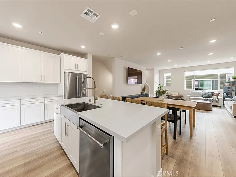 1484 W Sunrise Ln — Photo 3