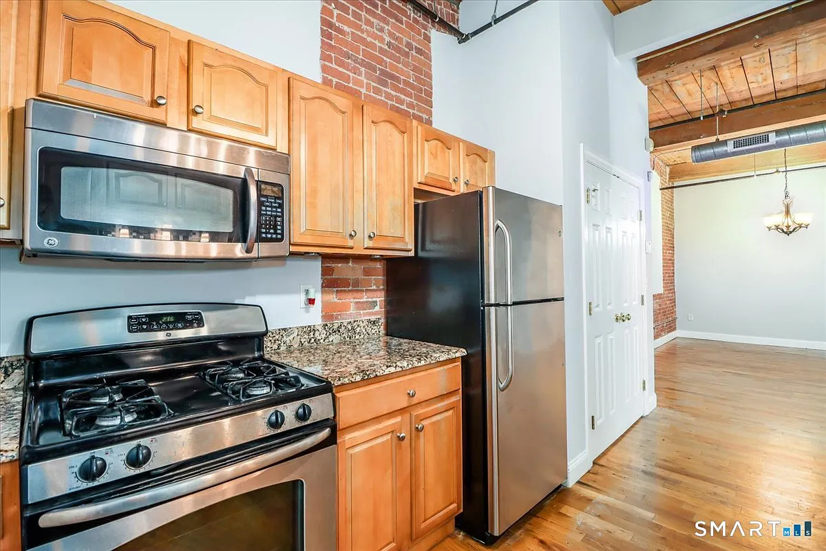 2 bed, 2.0 bath, 1300 sqft, $2,500 — Photo 2
