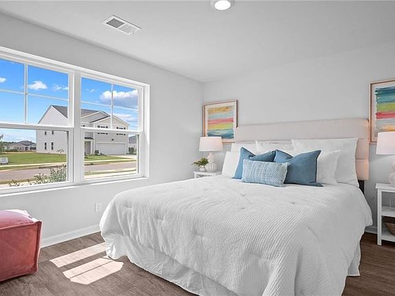 4th image of 210 Birdsill Street