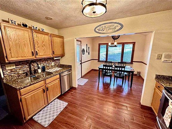 4th image of 711 Hidden Valley Dr