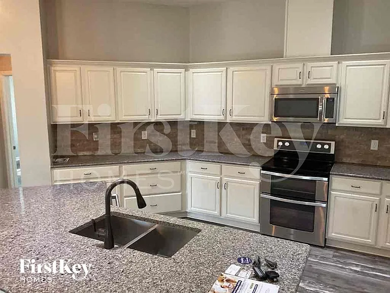 121 Alexandria Cir — Photo 4