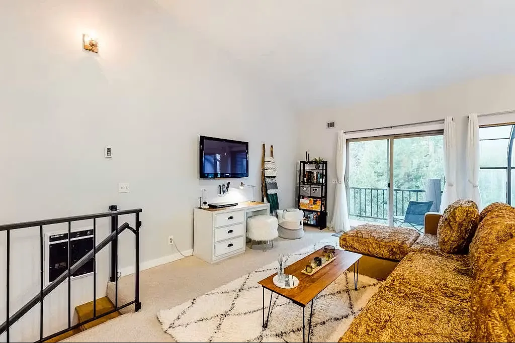2 bed, 2.5 bath, 1232 sqft, $4,200 — Photo 3