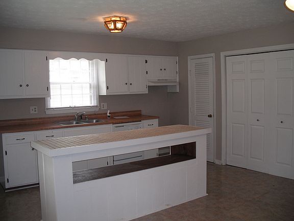 4th image of 33 Meadowbrook Dr