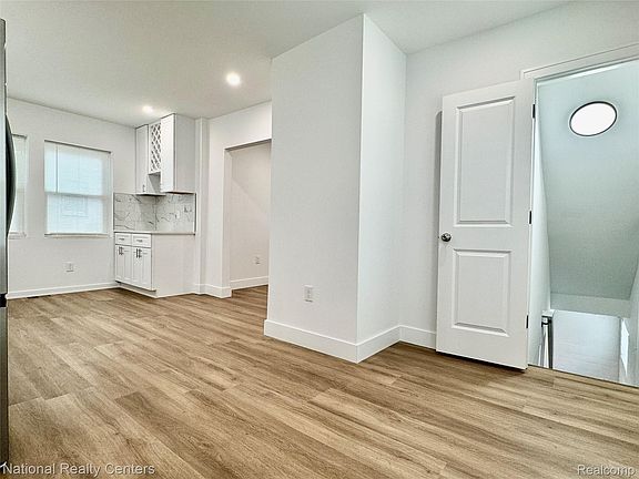 5th image of 583 N Perry St