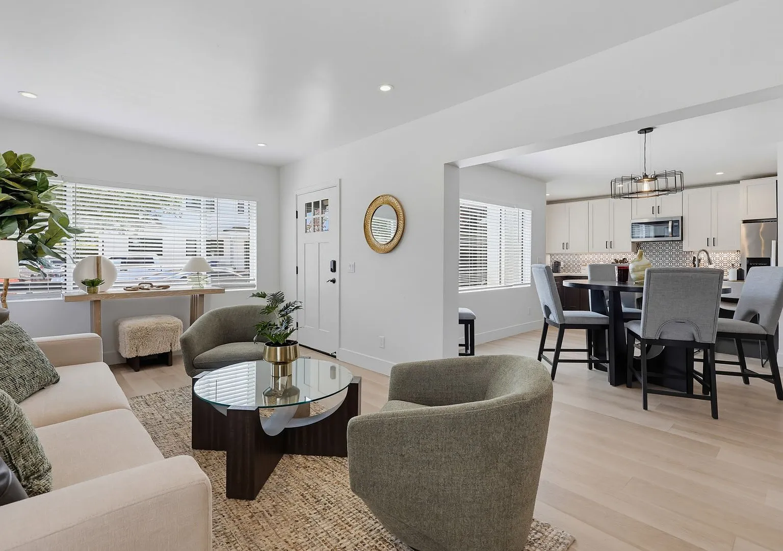 Spacious Furnished 2BR | Central San Diego | 30+ Day Stays — Photo 2
