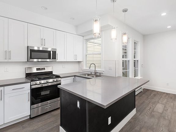 3rd image of 1555 Oak St APT 5