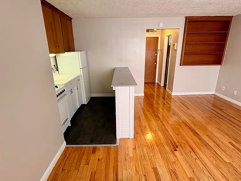 Corona Manor Apartments — Photo 31