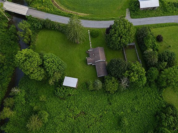 4th image of 702 Blackman Hill Rd