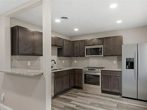 3rd image of 9806 Winkler Dr