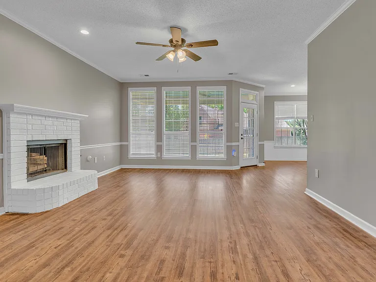 3933 Oak Forest Dr — Photo 7