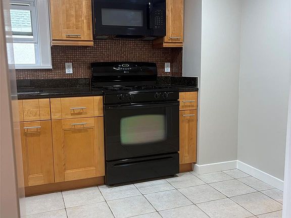 4th image of 19 Hall Ave Floor 1-2