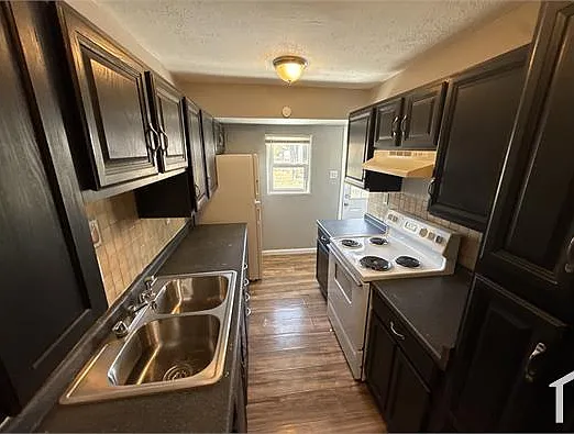 3 bed, 818 sqft, $1,300 — Photo 4