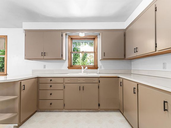 3rd image of 1128 Pomer Way