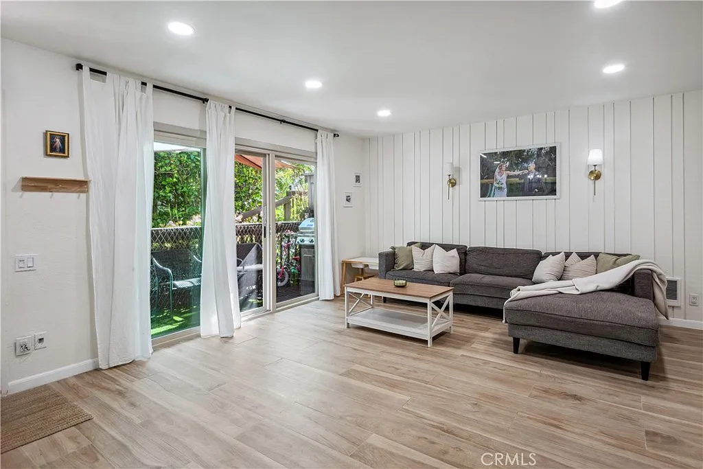 Building Photo - 372 S Miraleste Dr #398