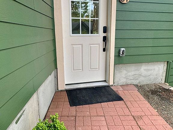 3rd image of 81 E Orchard Ln