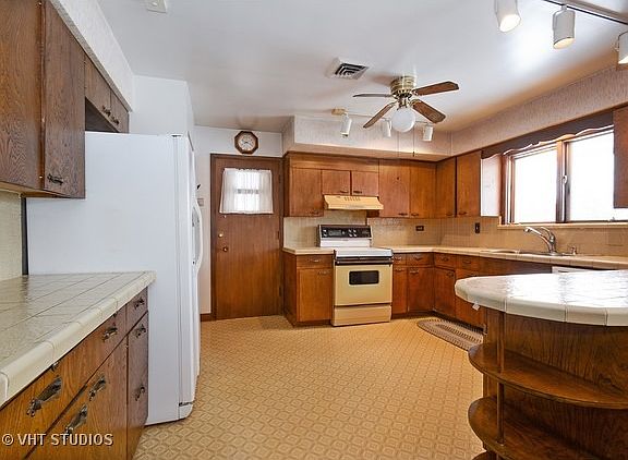 4th image of 833 Damico Dr