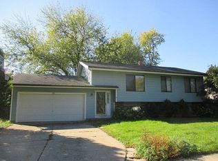 988 Camelot Dr, Crystal Lake, IL 60014