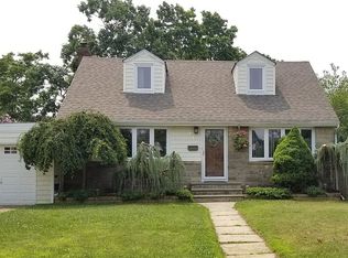 115 Lane St, Lindenhurst, NY 11757