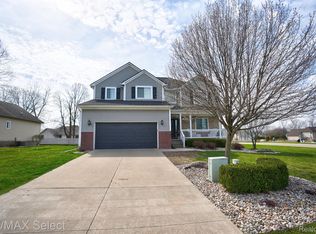 9212 Hidden Oaks Dr, Grand Blanc, MI 48439