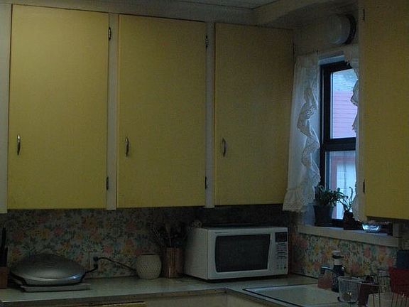 Kitchen with breakfast bar