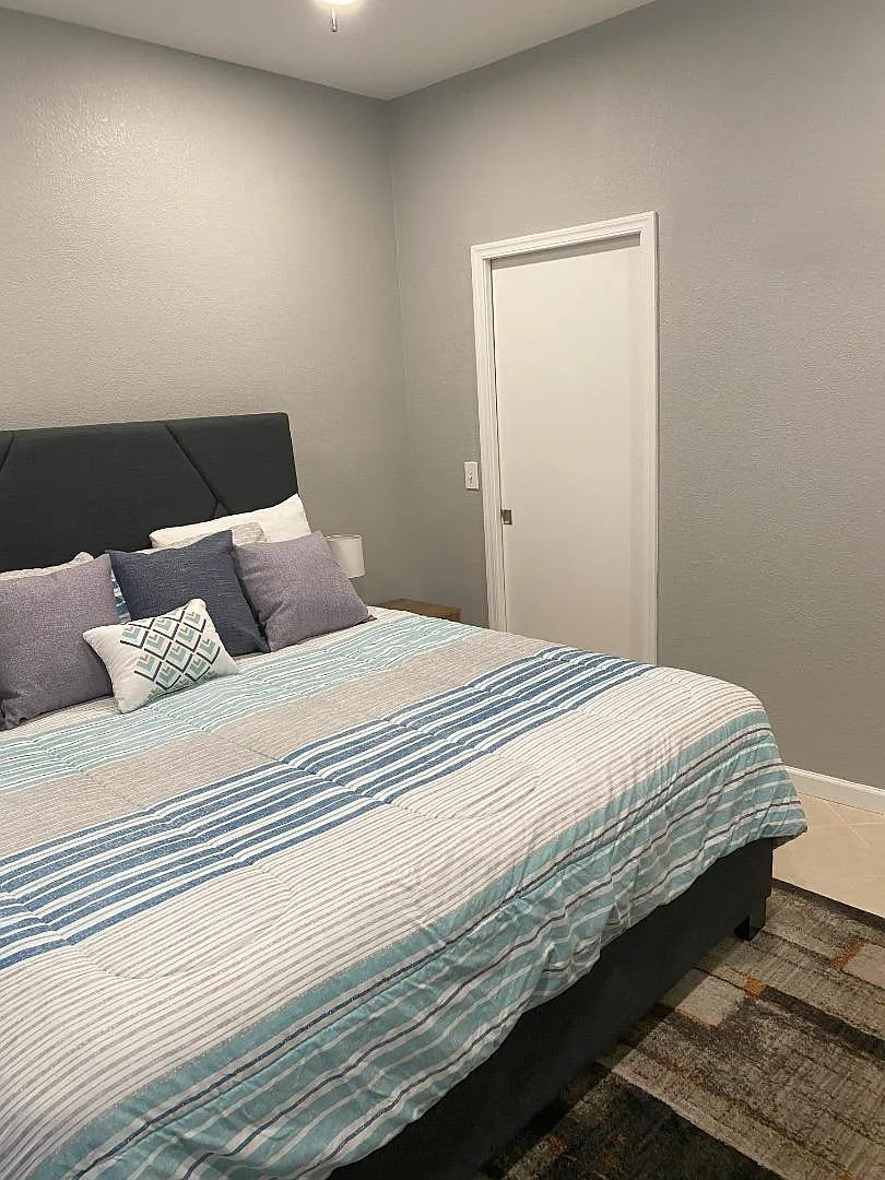 2929 W Yorkshire Dr - Yorkshire 1032 — Photo 2