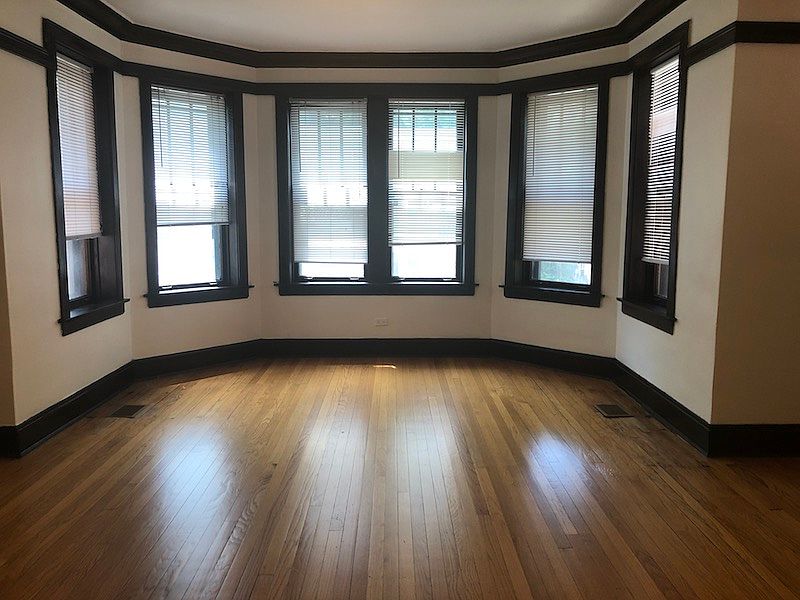 1st image of 1032 W Oakdale Ave APT 2