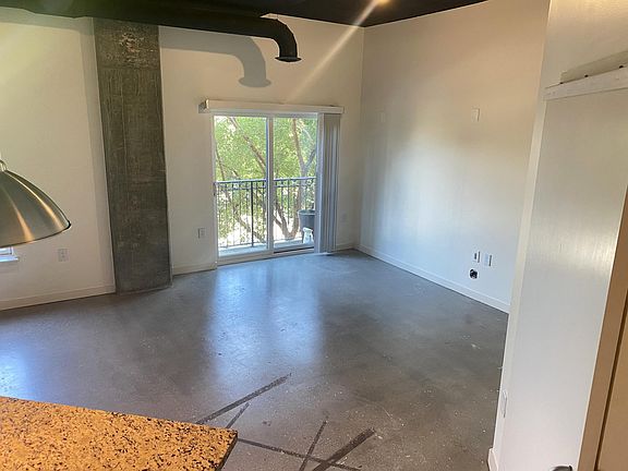 5th image of 927 S Main St Unit 209