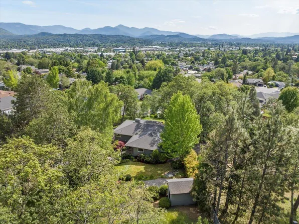 1420 NE Heritage Dr, Grants Pass, OR 97526