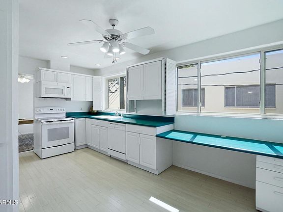 2nd image of 500 W CLARENDON Avenue #D6