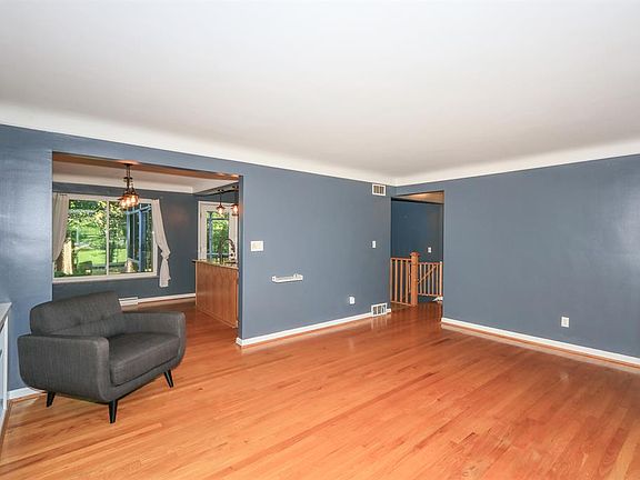 4th image of 9598 Creekside Dr