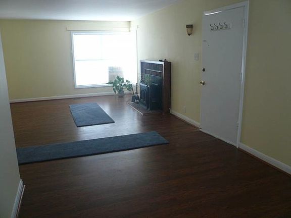 3rd image of 1 Randall Ct