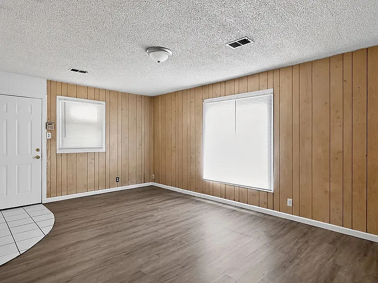 1274 W Green St — Photo 4