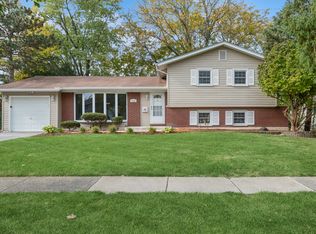 6410 Macarthur Dr, Woodridge, IL 60517