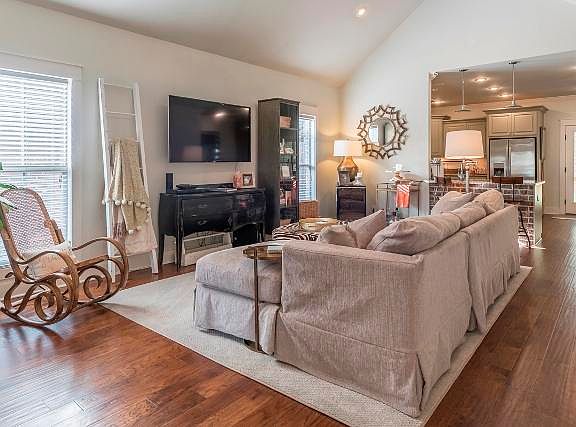 5th image of 505 Leigh Ln