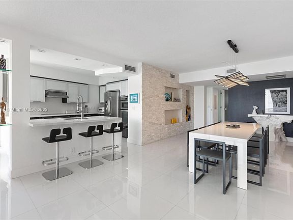 3rd image of 325 Biscayne Blvd APT 2423
