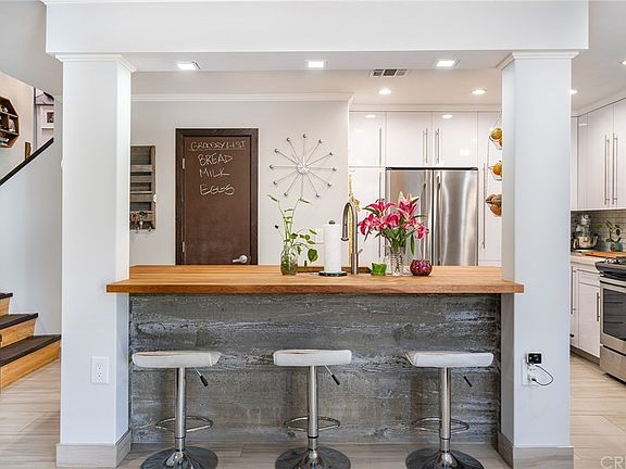 4th image of 22111 Burbank Blvd Unit 3