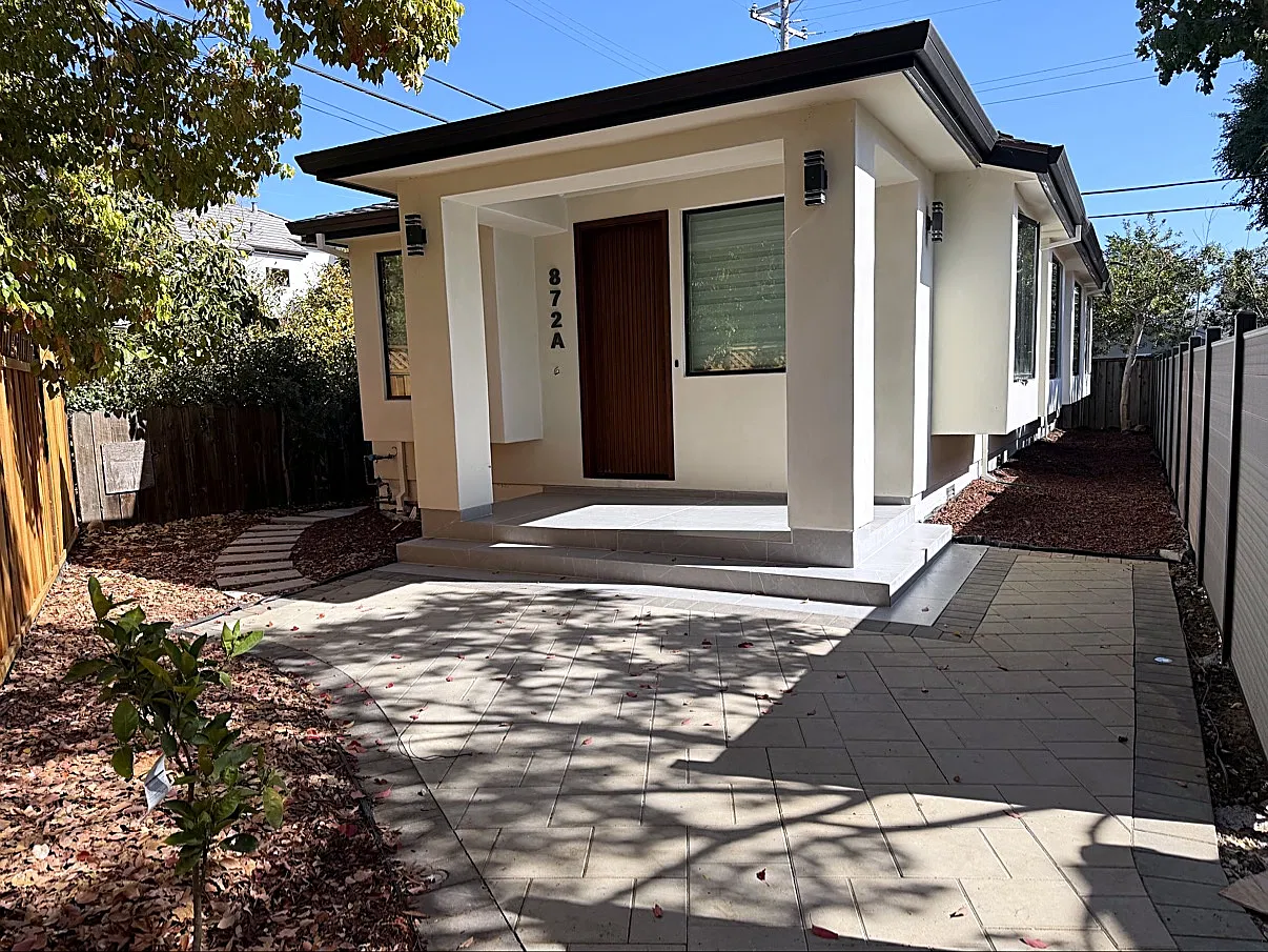3 bed, 950 sqft, $6,300 — Photo 1