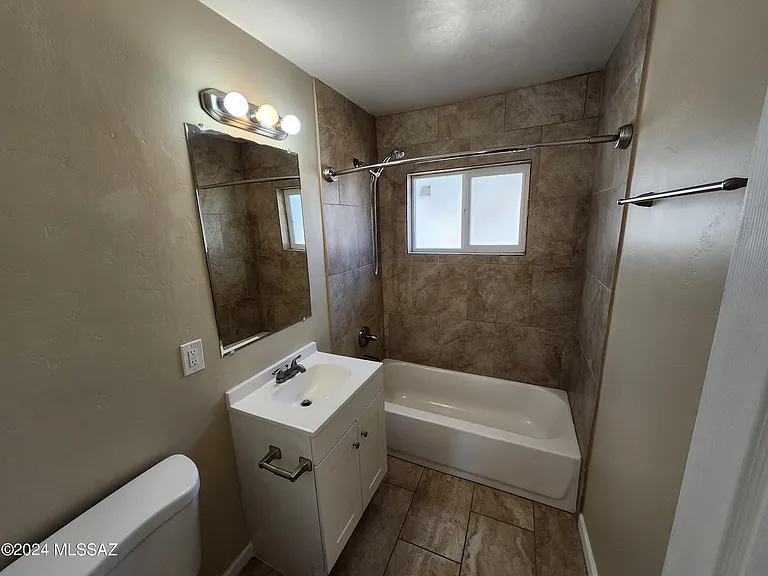 2116 N Bell Ave — Photo 11