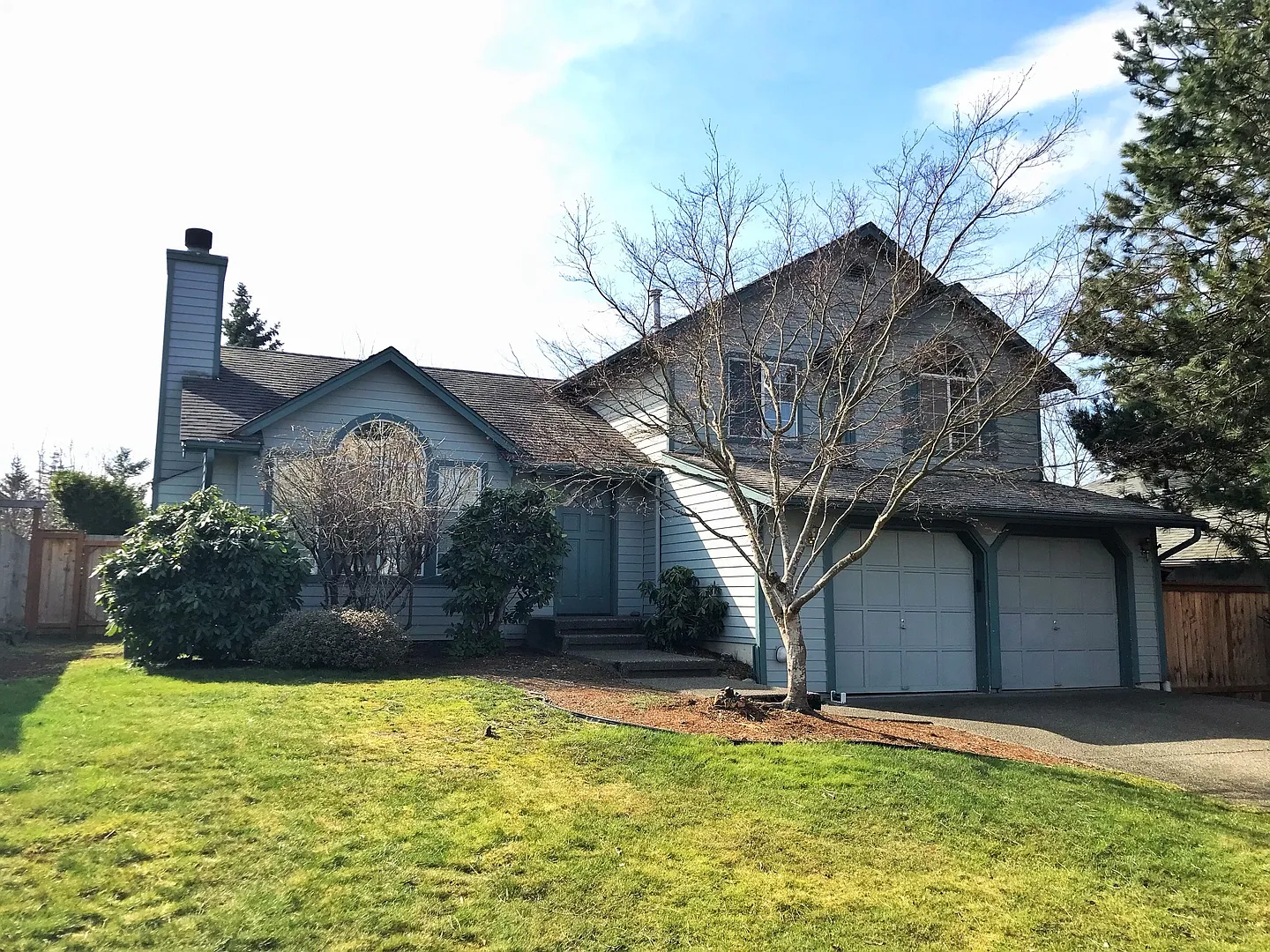 Great 3 bed with huge yard! — Photo 1