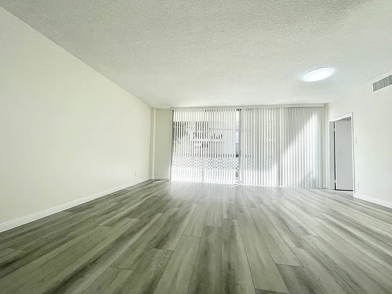 Occidental Towers Apartments — Photo 54