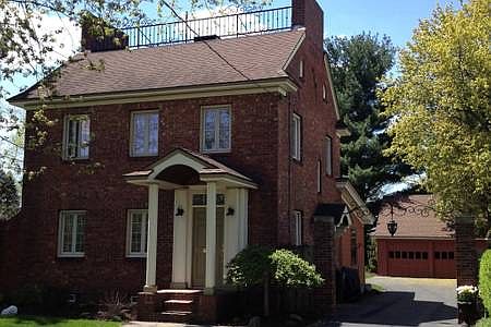 3rd image of 220 Parsons Dr